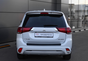 Подержанный автомобиль Mitsubishi Outlander 2022 года (6 фото)