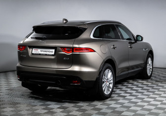 Подержанный автомобиль Jaguar F-Pace 2016 года (5 фото)