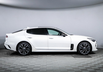 Подержанный автомобиль Kia Stinger 2018 года (4 фото)