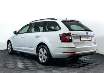 Подержанный автомобиль Skoda Octavia Wagon 2018 года (7 фото)