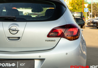 Подержанный автомобиль Opel Astra Hatchback 2011 года (18 фото)