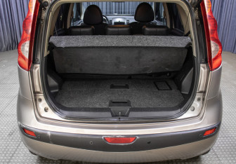 Подержанный автомобиль Nissan Note 2006 года (10 фото)