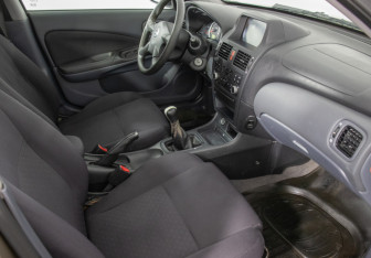 Подержанный автомобиль Nissan Almera Hatchback 2006 года (9 фото)