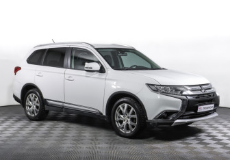 Подержанный автомобиль Mitsubishi Outlander 2015 года (3 фото)