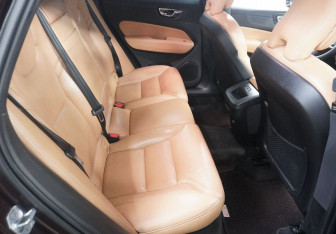 Подержанный автомобиль Volvo XC60 2019 года (10 фото)