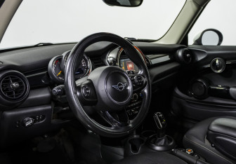 Подержанный автомобиль MINI Hatch 2018 года (11 фото)
