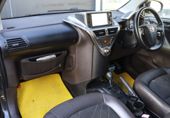 Подержанный автомобиль Toyota iQ 2009 года (8 фото)