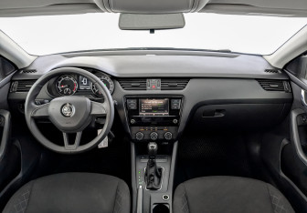 Подержанный автомобиль Skoda Octavia Liftback 2019 года (14 фото)