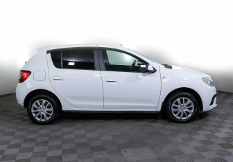 Подержанный автомобиль Renault Sandero 2021 года (4 фото)