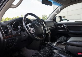 Подержанный автомобиль Toyota Land Cruiser Suv 2012 года (9 фото)