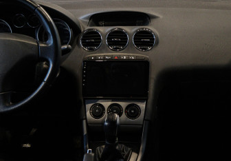 Подержанный автомобиль Peugeot 408 2014 года (10 фото)