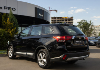 Подержанный автомобиль Mitsubishi Outlander 2018 года (5 фото)