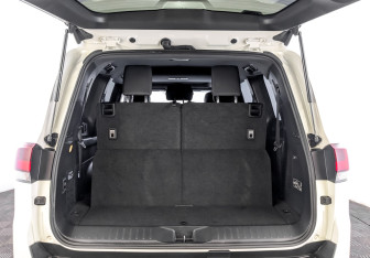 Подержанный автомобиль Toyota Land Cruiser Suv 2023 года (11 фото)