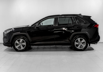 Подержанный автомобиль Toyota RAV4 2021 года (8 фото)