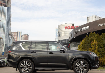 Подержанный автомобиль Lexus LX 2024 года (3 фото)