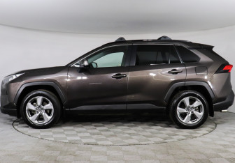 Подержанный автомобиль Toyota RAV4 2019 года (8 фото)