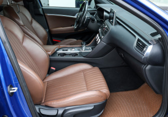Подержанный автомобиль Genesis G70 2019 года (11 фото)