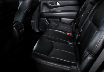 Подержанный автомобиль Nissan Pathfinder 2015 года (10 фото)