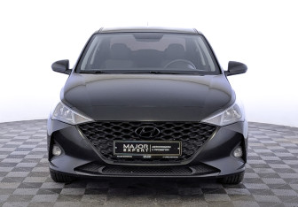 Подержанный автомобиль Hyundai Solaris Sedan 2021 года (2 фото)