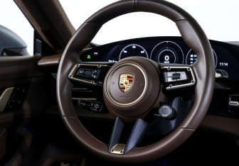 Подержанный автомобиль Porsche Taycan 2021 года (15 фото)