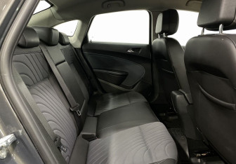 Подержанный автомобиль Opel Astra Sedan 2013 года (21 фото)