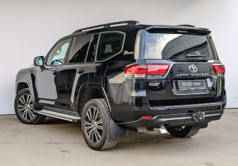Подержанный автомобиль Toyota Land Cruiser Suv 2022 года (7 фото)