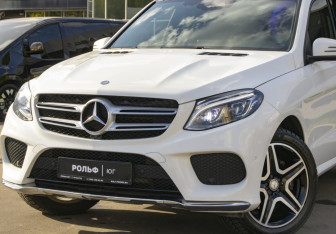Подержанный автомобиль Mercedes-Benz GLE 2016 года (21 фото)