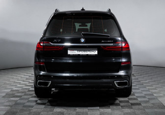 Подержанный автомобиль BMW X7 2021 года (6 фото)
