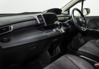 Подержанный автомобиль Honda Freed 2011 года (10 фото)