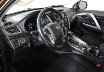 Подержанный автомобиль Mitsubishi Pajero Sport 2019 года (9 фото)