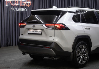 Подержанный автомобиль Toyota RAV4 2020 года (24 фото)