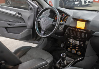 Подержанный автомобиль Opel Astra Sedan 2012 года (11 фото)
