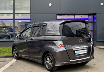 Подержанный автомобиль Honda Freed 2013 года (7 фото)