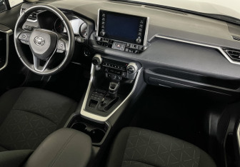 Подержанный автомобиль Toyota RAV4 2021 года (9 фото)
