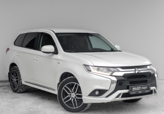 Подержанный автомобиль Mitsubishi Outlander 2022 года (3 фото)
