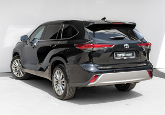 Подержанный автомобиль Toyota Highlander 2025 года (7 фото)