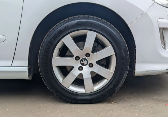 Подержанный автомобиль Peugeot 308 Hatchback 2010 года (14 фото)