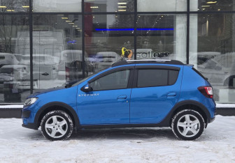 Подержанный автомобиль Renault Sandero 2017 года (5 фото)