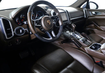 Подержанный автомобиль Porsche Cayenne 2015 года (15 фото)