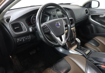 Подержанный автомобиль Volvo V40 Hatchback 2013 года (9 фото)