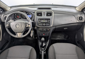 Подержанный автомобиль Renault Sandero 2018 года (14 фото)