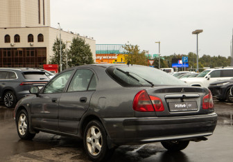 Подержанный автомобиль Mitsubishi Carisma Sedan 2002 года (7 фото)