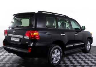 Подержанный автомобиль Toyota Land Cruiser Suv 2012 года (5 фото)
