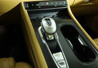 Подержанный автомобиль Voyah Dream 2024 года (18 фото)