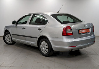 Подержанный автомобиль Skoda Fabia Hatchback 2010 года (7 фото)