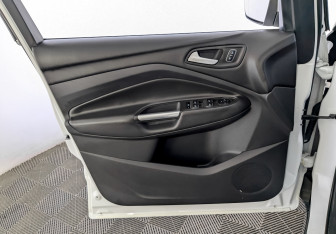 Подержанный автомобиль Ford Kuga 2017 года (19 фото)