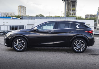 Подержанный автомобиль Infiniti Q30 2017 года (8 фото)