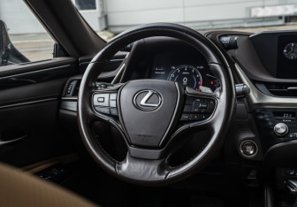 Подержанный автомобиль Lexus ES 2021 года (12 фото)