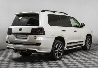 Подержанный автомобиль Toyota Land Cruiser Suv 2019 года (5 фото)