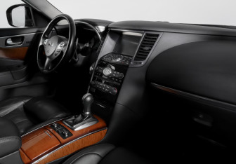Подержанный автомобиль Infiniti QX70 2015 года (9 фото)